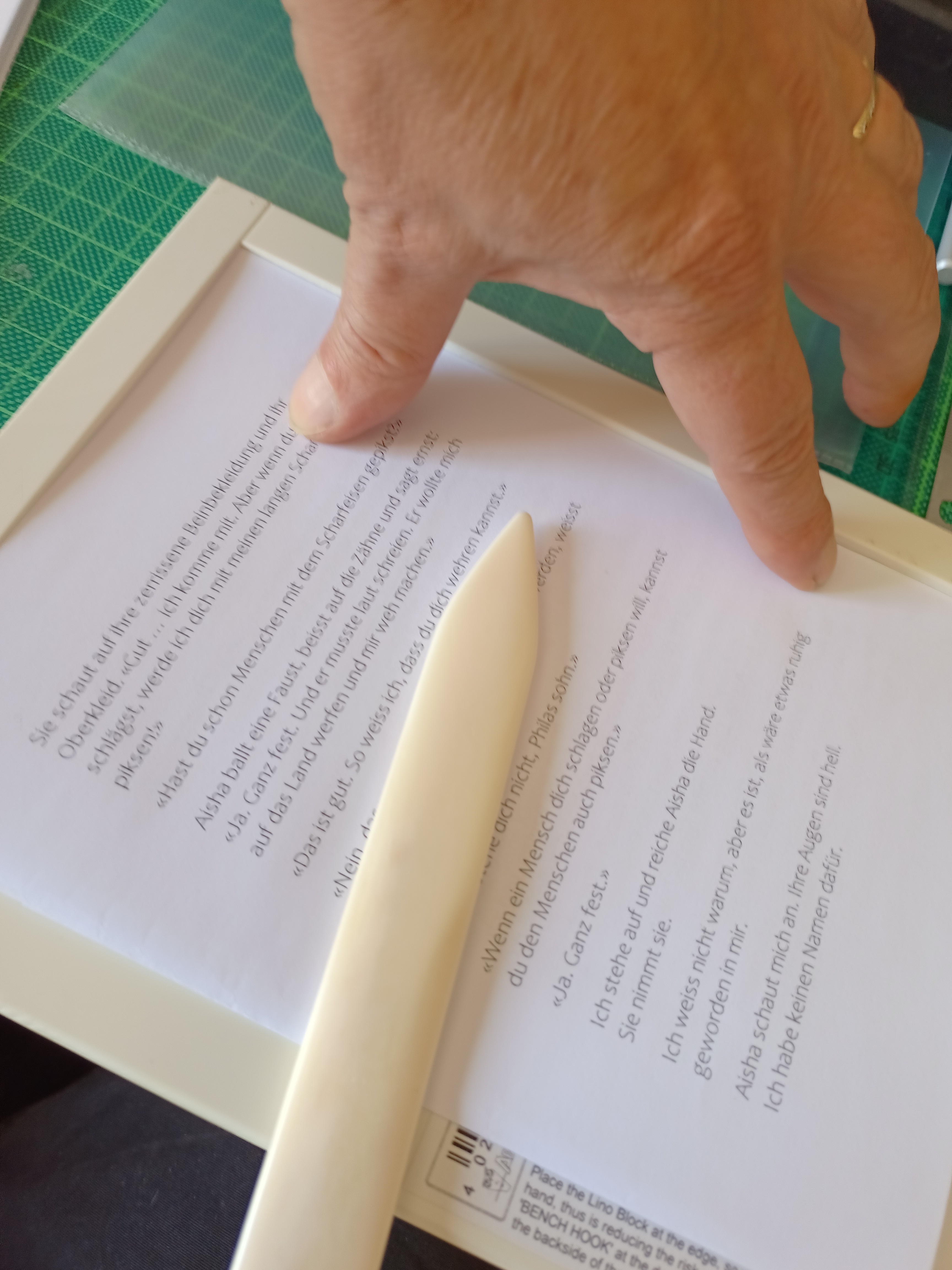 Handarbeit von Anfang an: Mit Falthilfe und Falzbein wird Bogen für Bogen präzise in Form gebracht.