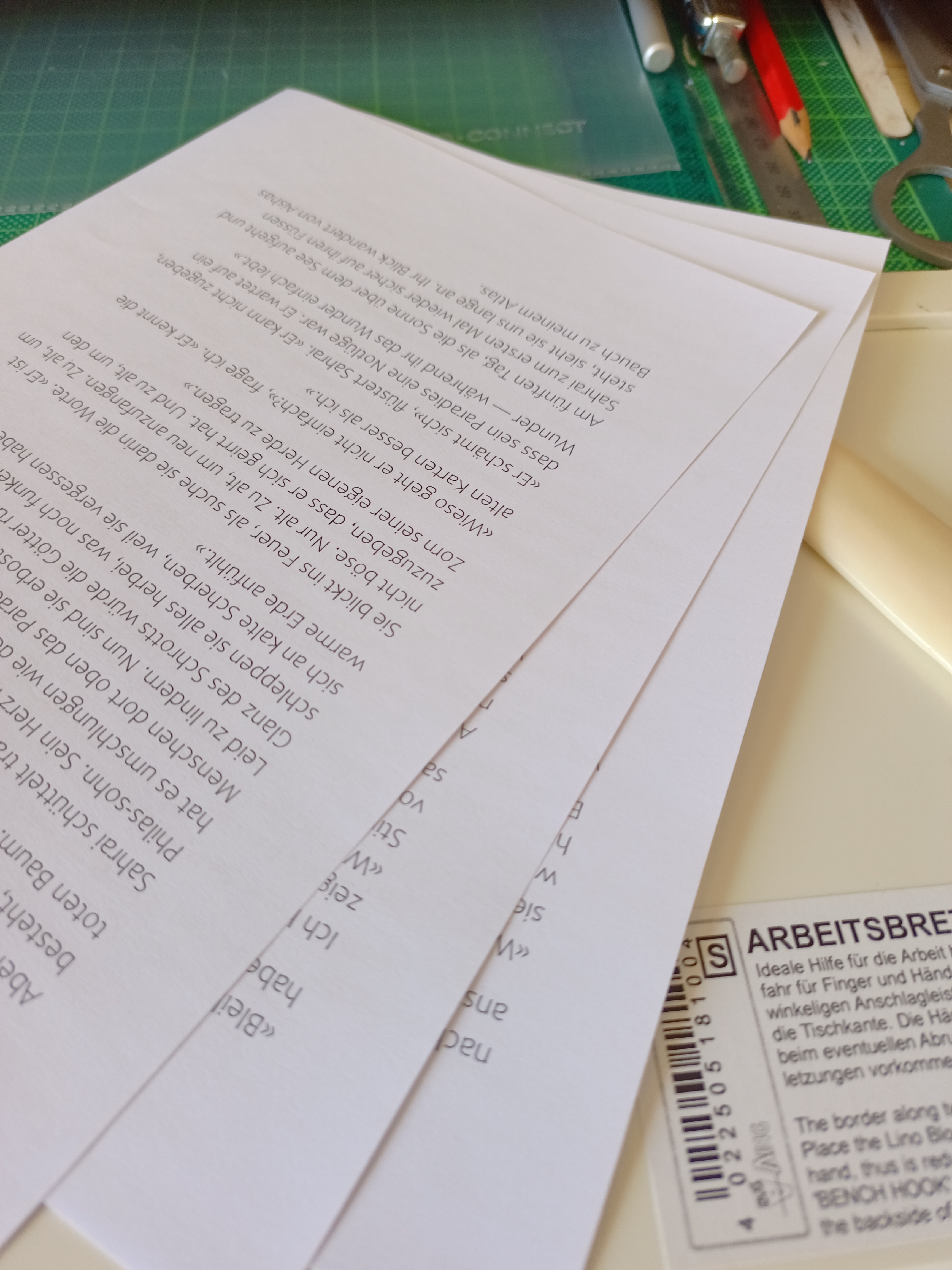 Struktur im Buchblock: Drei präzise gefalzte Bögen werden zu einer stabilen Lage zusammengesteckt.