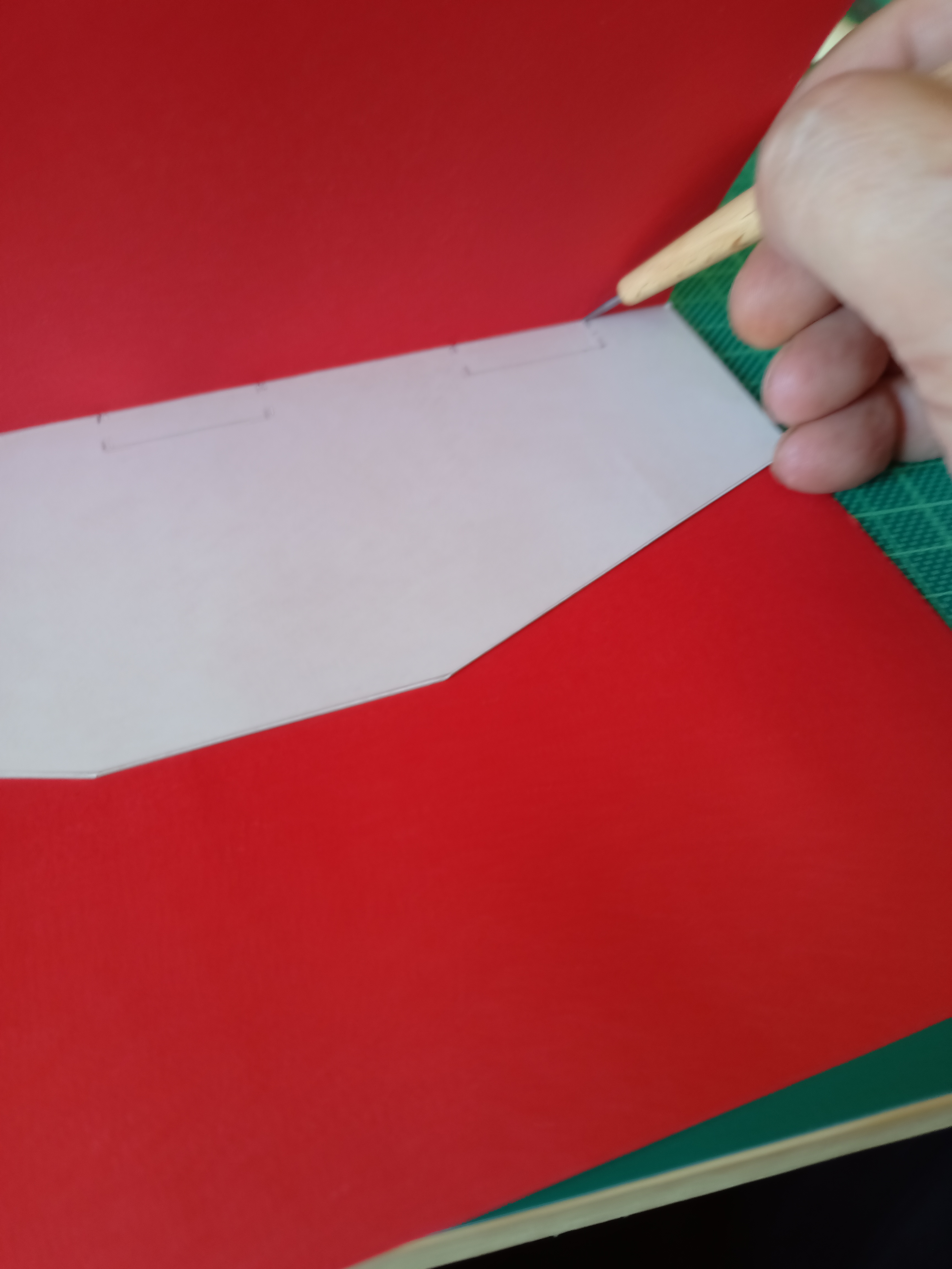 Exakte Führung: Mit Schablone und Stechahle wird das Deckblatt und danach jede einzelne Lage punktgenau perforiert.
